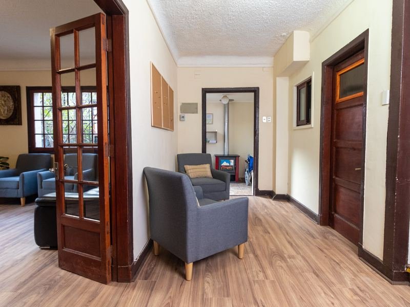 Puertas de madera que conectan el pasillo con la sala de estar.