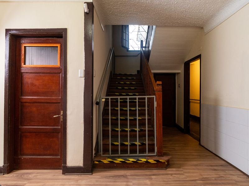 Hall interior con la escalera al segundo piso.