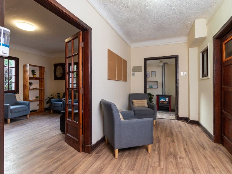 Sala de estar vista desde las puertas del comedor.