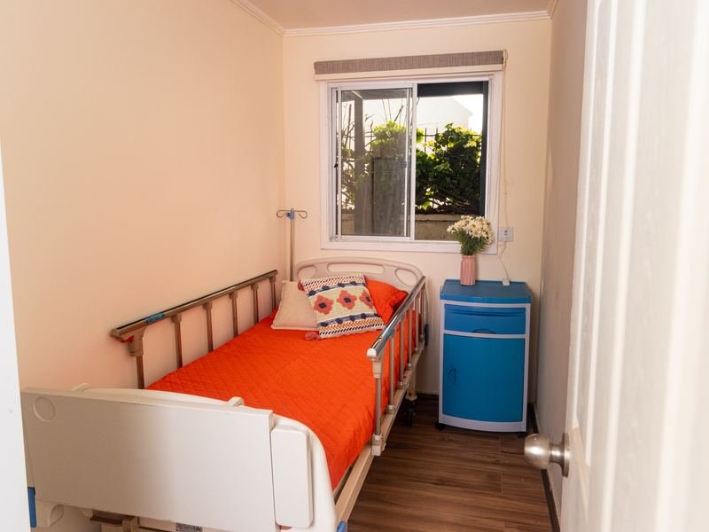 Habitación individual con ventana al jardín.
