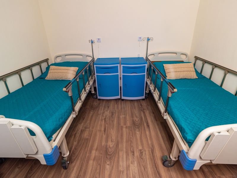Habitación compartida con dos camas enfrentadas.